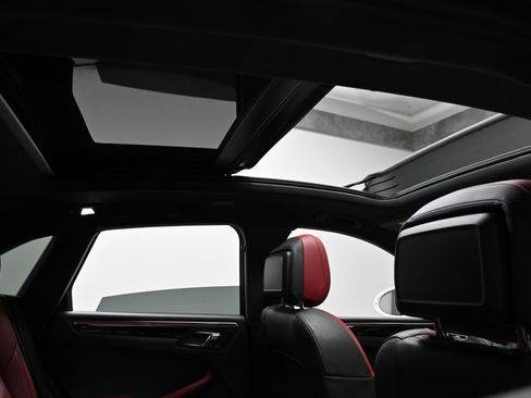 Used 2023 Porsche Macan image 30