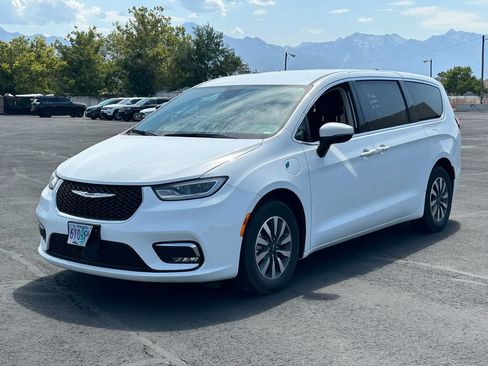 Used 2023 Chrysler Pacifica Touring-L FWD image 8