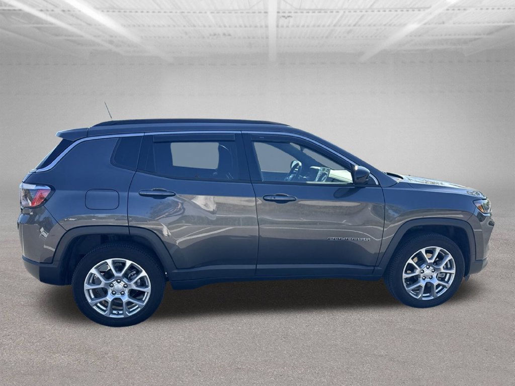 Used 2024 Jeep Compass Latitude w/ Sun and Sound Group AWD/4WD image 10