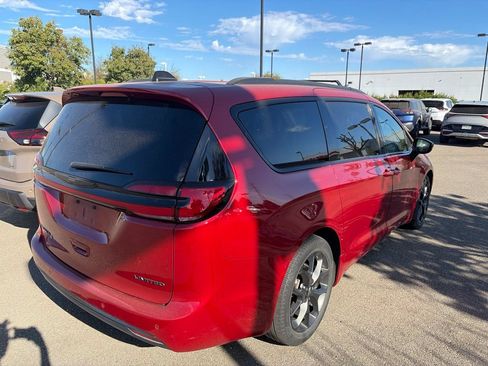 Used 2025 Chrysler Pacifica Limited FWD image 6