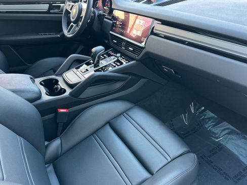 Used 2023 Porsche Cayenne Platinum Edition image 16