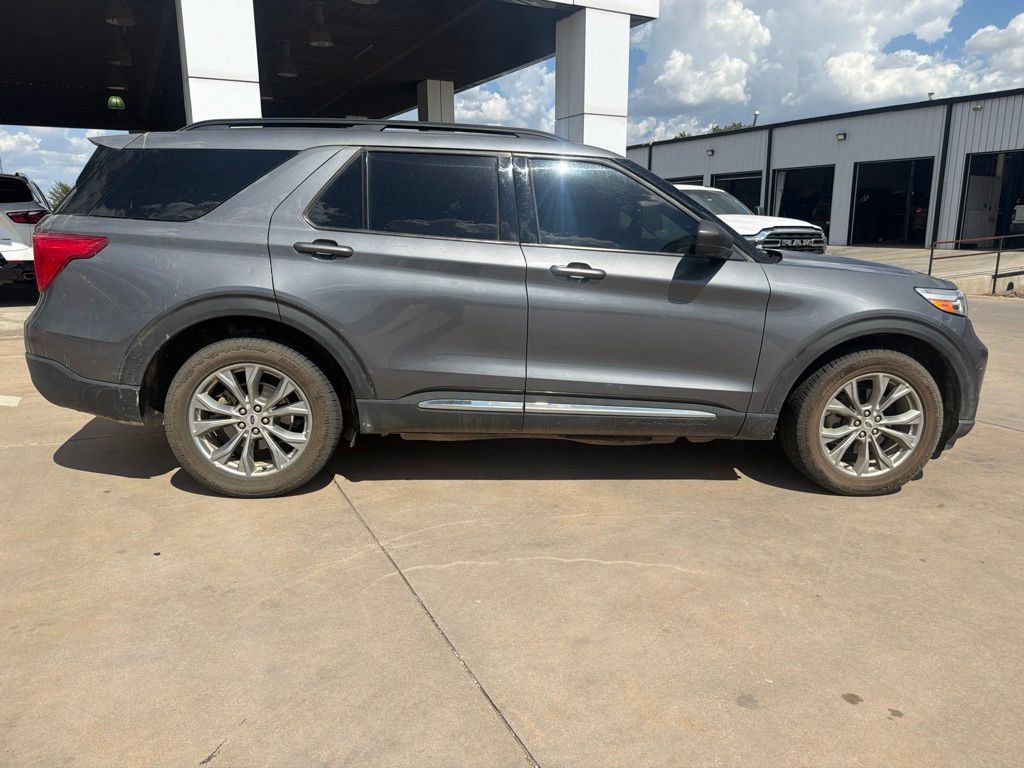 Used 2022 Ford Explorer XLT w/ Equipment Group 202A AWD/4WD image 2