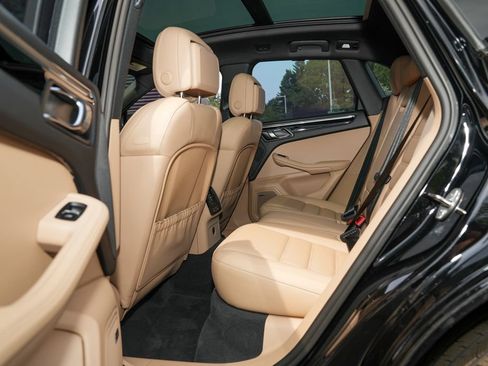 Certified 2026 Porsche Macan AWD/4WD image 31