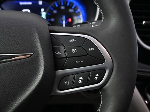 Used 2022 Chrysler Pacifica Touring-L image 35