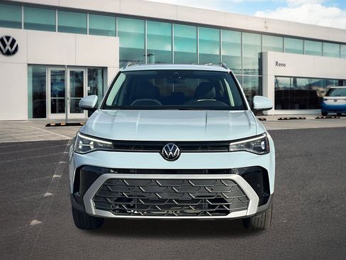 Used 2025 Volkswagen Taos SE w/ Panoramic Sunroof Package image 2