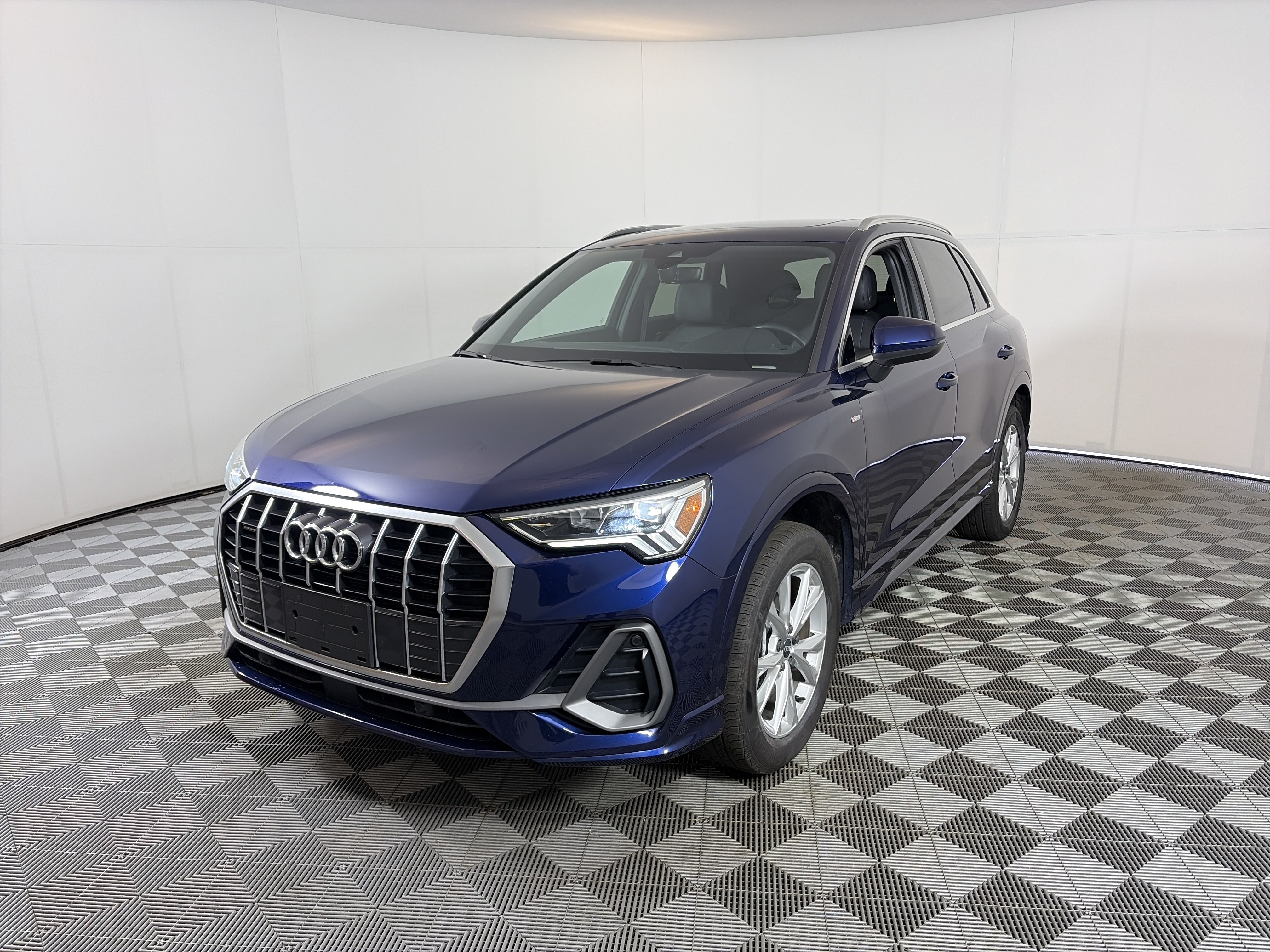 Used 2025 Audi Q3 2.0T Premium AWD/4WD image 2