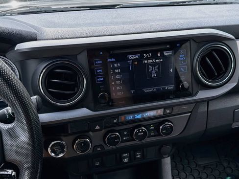 Used 2018 Toyota Tacoma TRD Off-Road AWD/4WD image 15