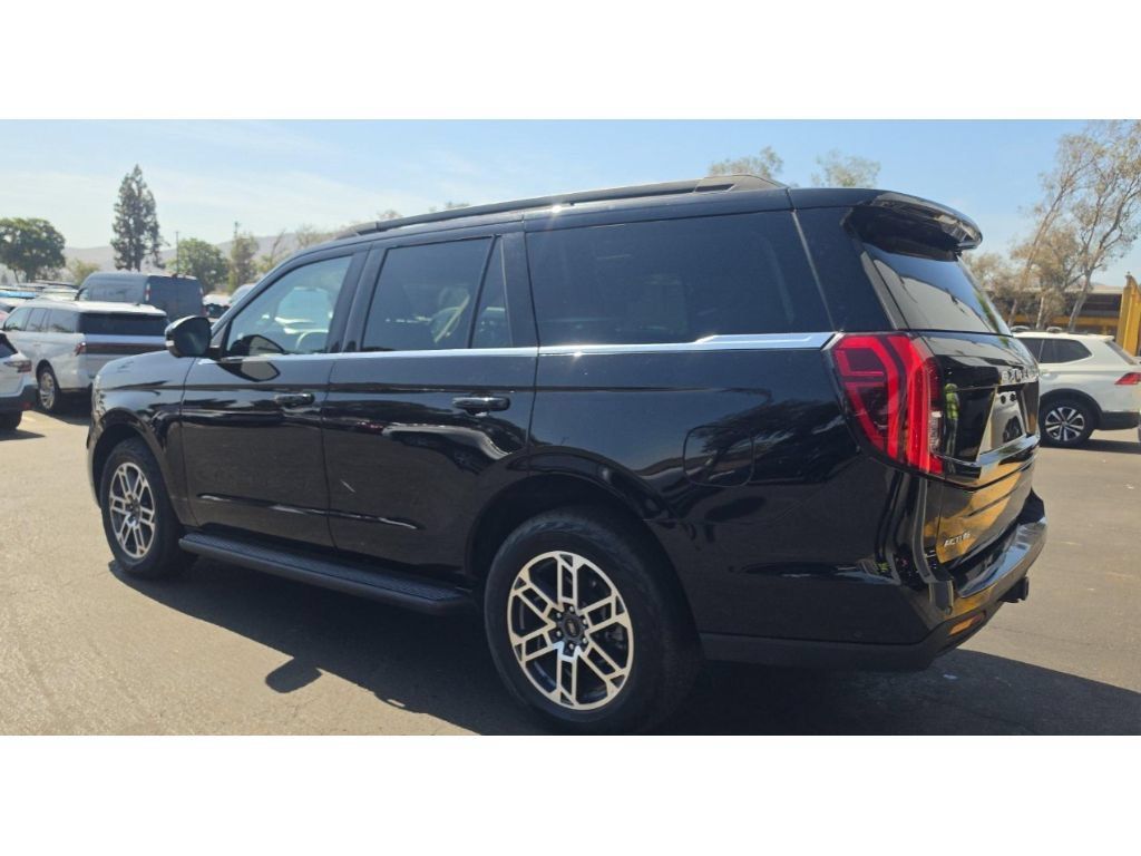 Used 2025 Ford Expedition Active AWD/4WD image 5