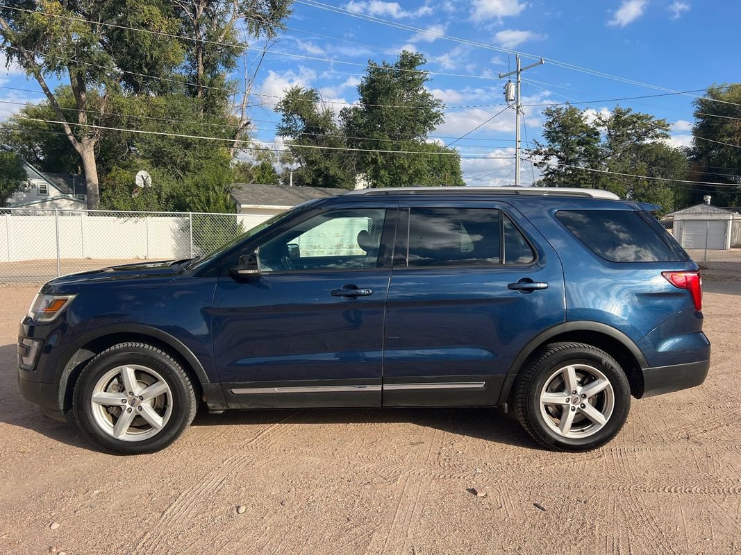 Used 2017 Ford Explorer XLT w/ Equipment Group 202A AWD/4WD image 4
