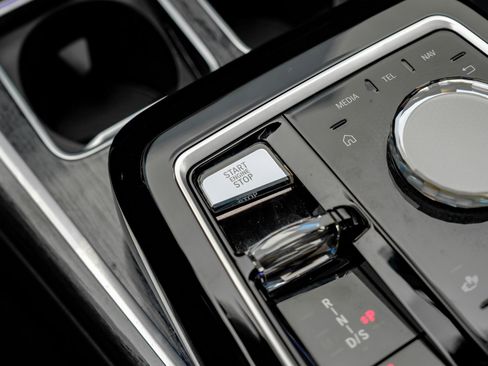 Used 2024 BMW 740i w/ Premium Package 2 image 28