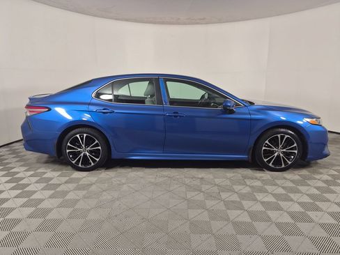 Used 2018 Toyota Camry SE FWD image 2