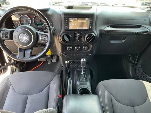 Used 2015 Jeep Wrangler Unlimited Rubicon w/ Connectivity Group AWD/4WD image 6