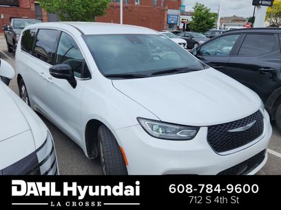 Used 2025 Chrysler Pacifica Select