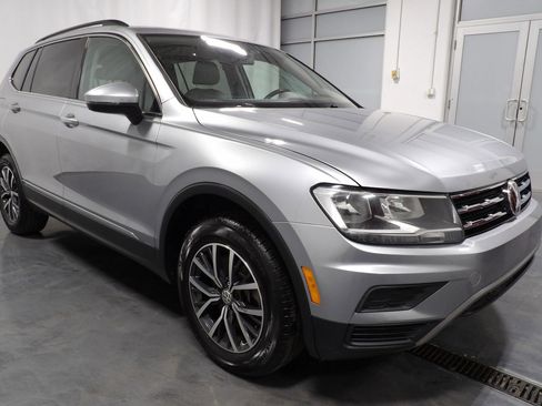 Used 2020 Volkswagen Tiguan SE w/ Panoramic Sunroof Package image 2