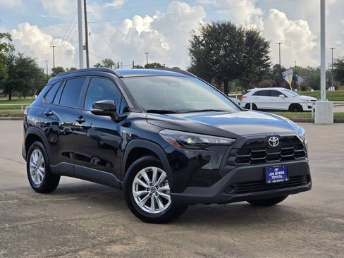 Used 2026 Toyota Corolla Cross LE FWD image 2