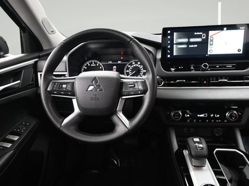 Used 2025 Mitsubishi Outlander SE AWD/4WD image 12