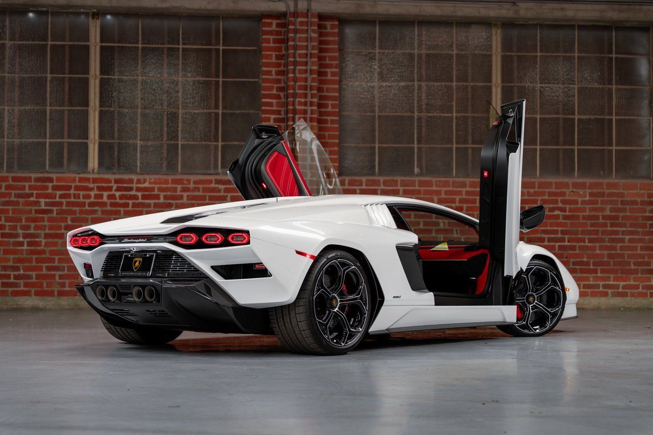 Used 2022 Lamborghini Aventador Countach AWD/4WD image 3