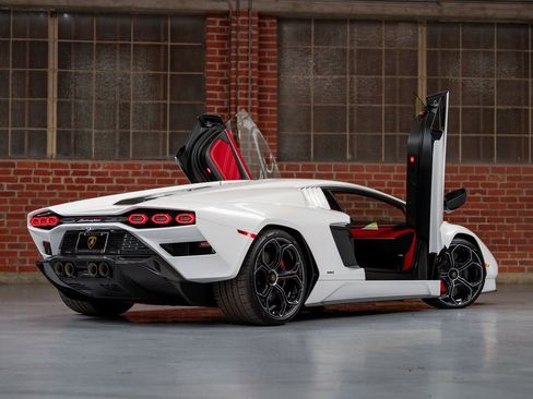 Used 2022 Lamborghini Aventador Countach AWD/4WD image 3