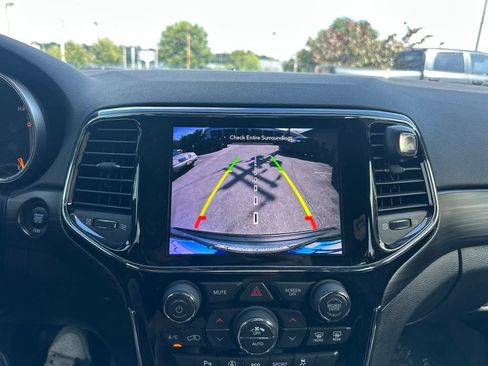 Used 2020 Jeep Grand Cherokee Altitude AWD/4WD image 7