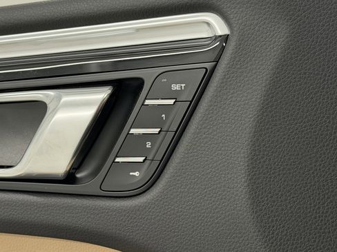 Certified 2025 Porsche Macan image 30