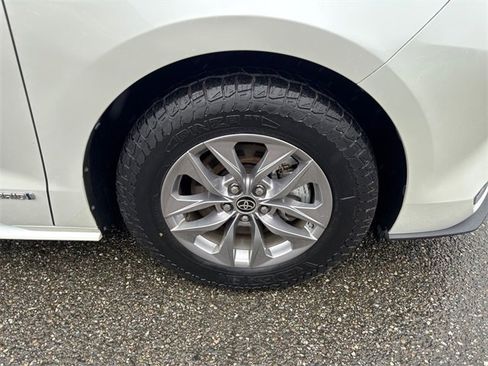 Used 2021 Toyota Sienna XLE image 17