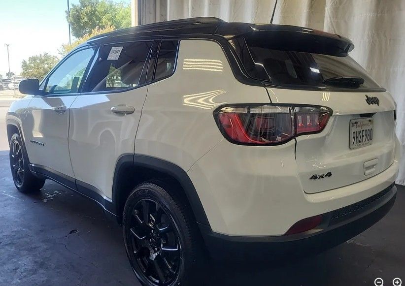 Used 2023 Jeep Compass Latitude AWD/4WD image 2