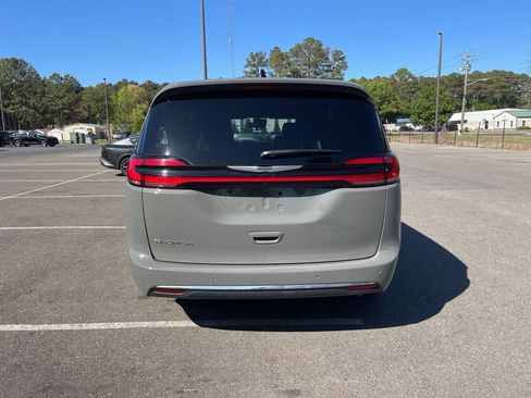 Used 2025 Chrysler Pacifica Select FWD image 6