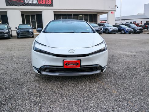 Used 2023 Toyota Prius XLE FWD image 3