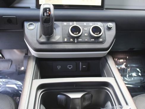 Used 2024 Land Rover Defender 110 X-Dynamic SE image 16