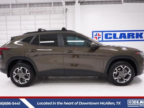 Used 2024 Chevrolet Trax LT w/ Driver Confidence Package FWD image 4