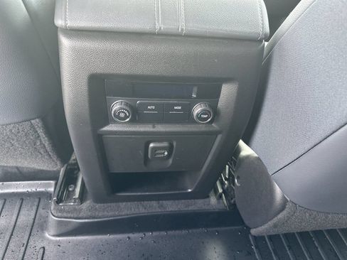 Used 2020 Chevrolet Traverse LT FWD image 20