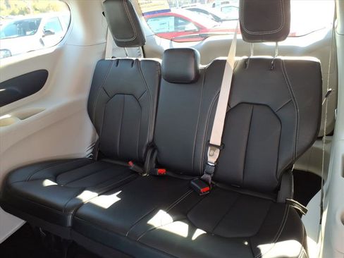 Used 2024 Chrysler Pacifica Touring-L image 7