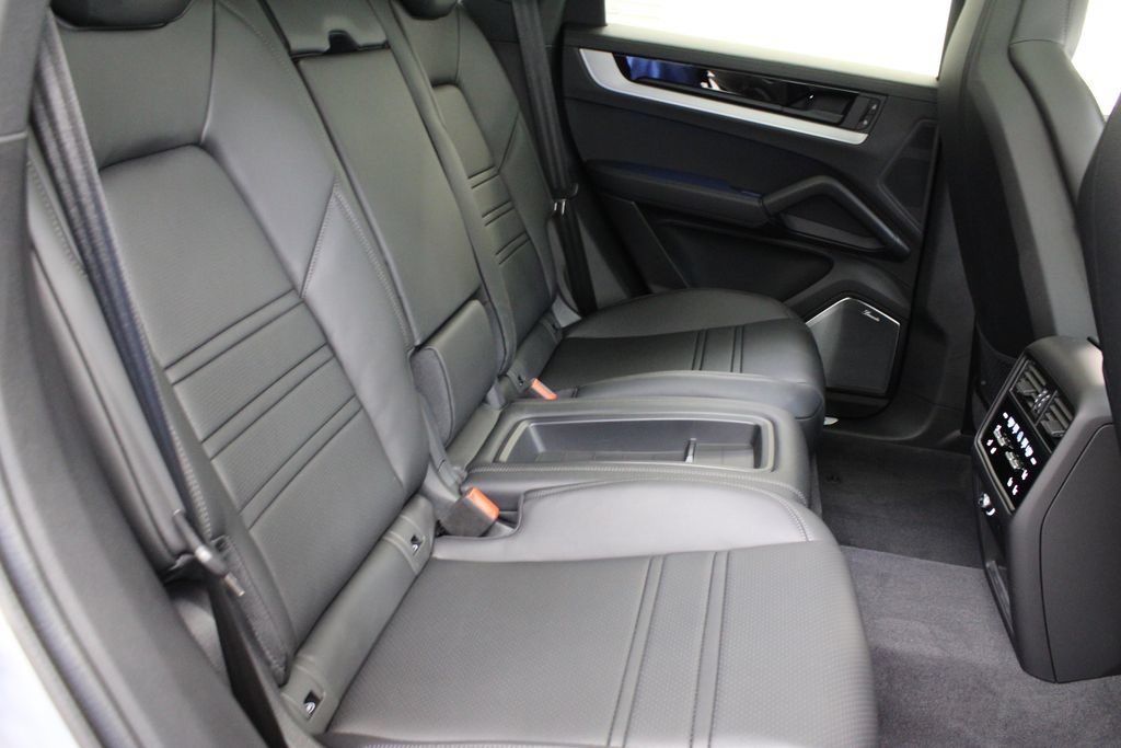 Used 2025 Porsche Cayenne S AWD/4WD image 29