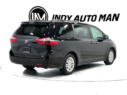 Used 2017 Toyota Sienna XLE w/ XLE Navigation Package FWD image 4
