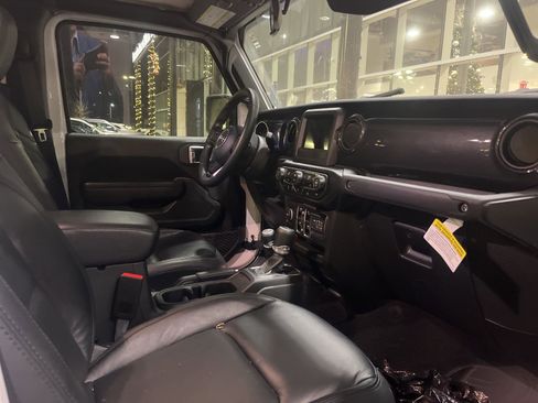 Used 2022 Jeep Gladiator Sport image 9