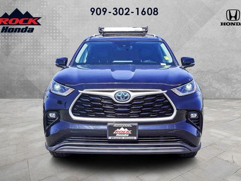 Used 2021 Toyota Highlander XLE image 2