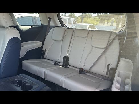 Used 2025 Kia Carnival EX FWD image 7