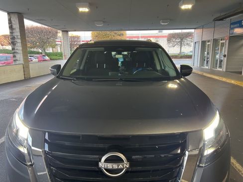 Used 2022 Nissan Pathfinder SV image 3