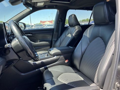 Used 2022 Toyota Highlander XSE AWD/4WD image 13