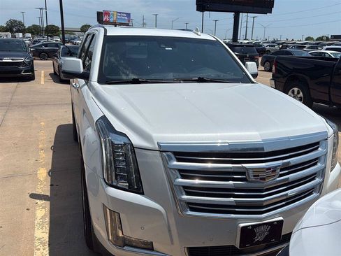 Used 2018 Cadillac Escalade Platinum AWD/4WD image 9
