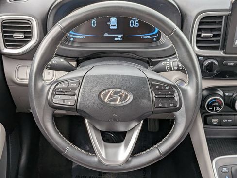 Used 2025 Hyundai Venue SEL FWD image 31