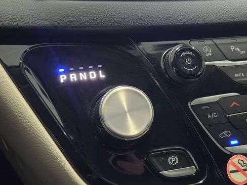 Certified 2024 Chrysler Pacifica Touring-L image 7