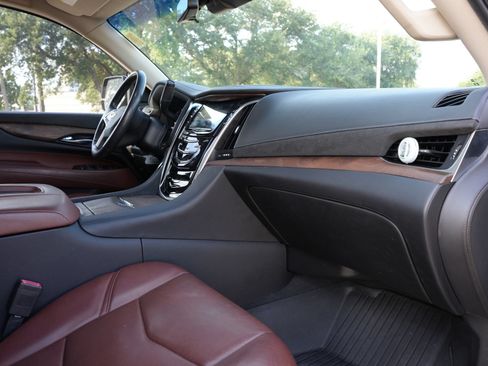 Used 2019 Cadillac Escalade ESV Premium Luxury RWD image 19