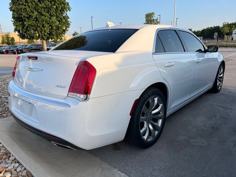 Used 2020 Chrysler 300 Touring w/ Chrome Appearance Package RWD image 3