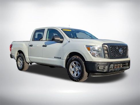 Used 2018 Nissan Titan S image 2