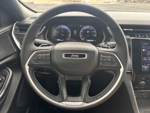 Used 2025 Jeep Grand Cherokee Altitude RWD image 18