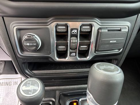Used 2023 Jeep Wrangler Unlimited Sahara AWD/4WD image 27