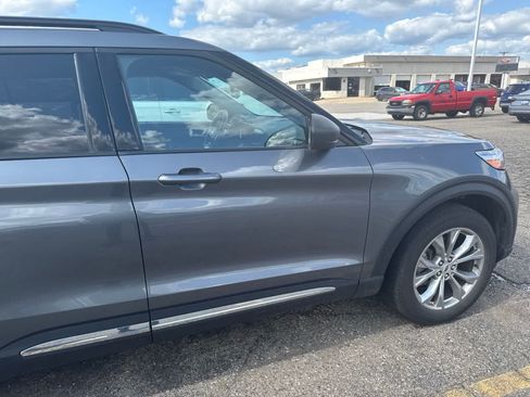 Used 2023 Ford Explorer XLT w/ Equipment Group 202A AWD/4WD image 11