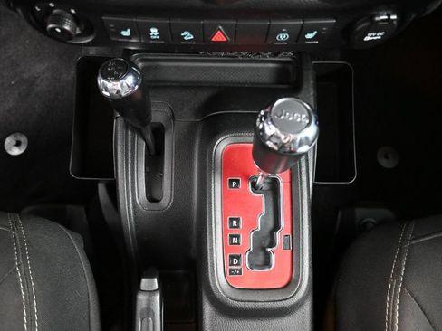 Used 2016 Jeep Wrangler Unlimited Rubicon w/ Connectivity Group AWD/4WD image 17