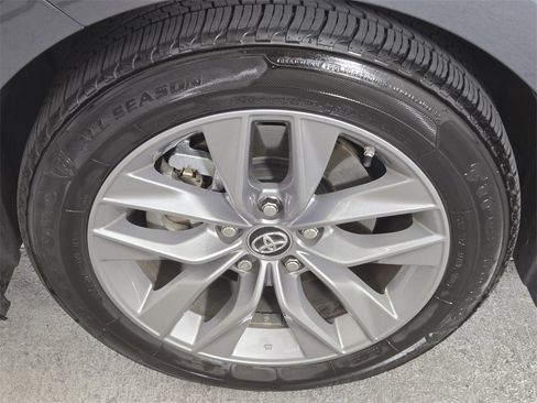 Used 2019 Toyota Avalon XLE image 11